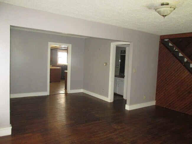 Building Photo - Pre-Leasing for Mid-June 2025! (2) Living ...