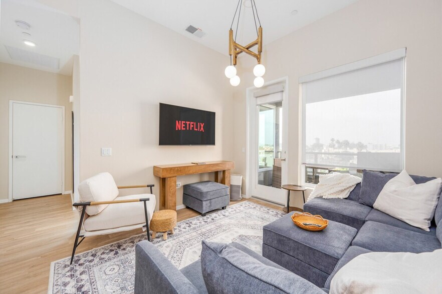 Building Photo - 4384 Iowa St