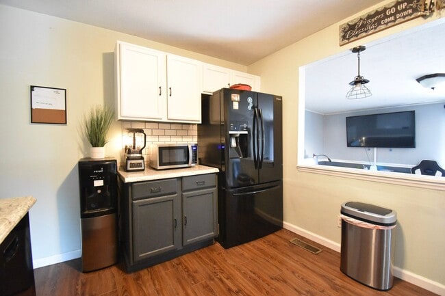 Building Photo - 3 Bedroom 2 Bath: Pets Considered