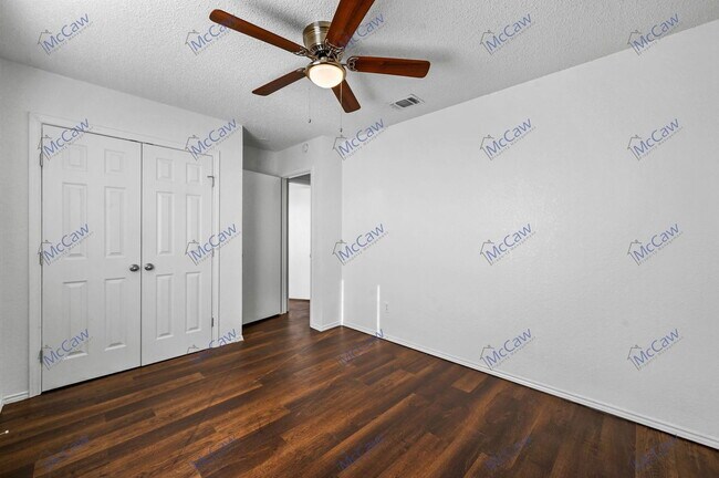 Building Photo - 2139 Vine Ln