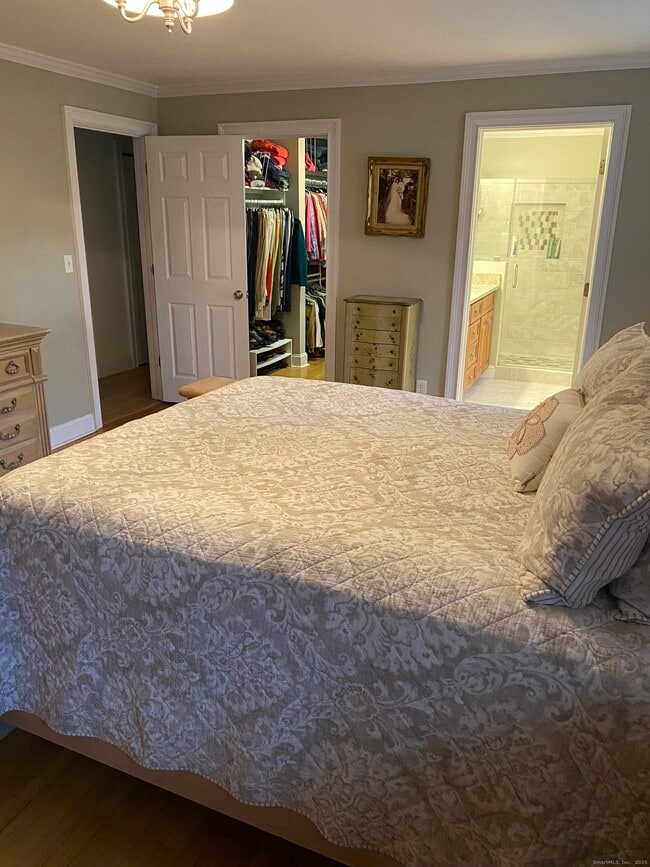 Building Photo - 5 Meadow Wood Rd