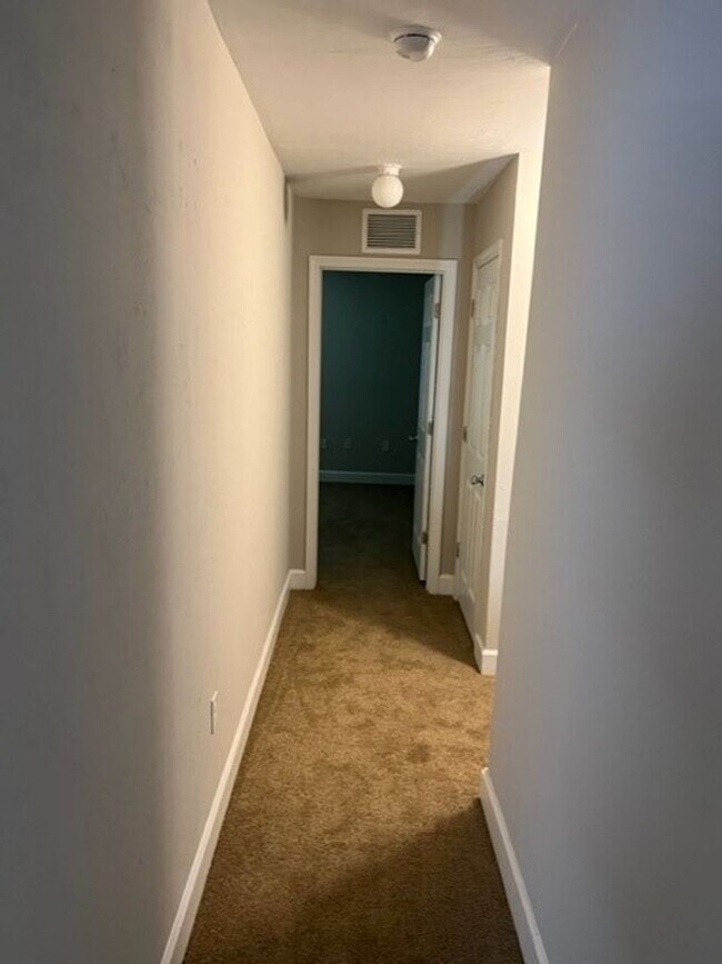 Building Photo - Great Location for this 2 bedroom 2 1/2 bath in Woods Edge South