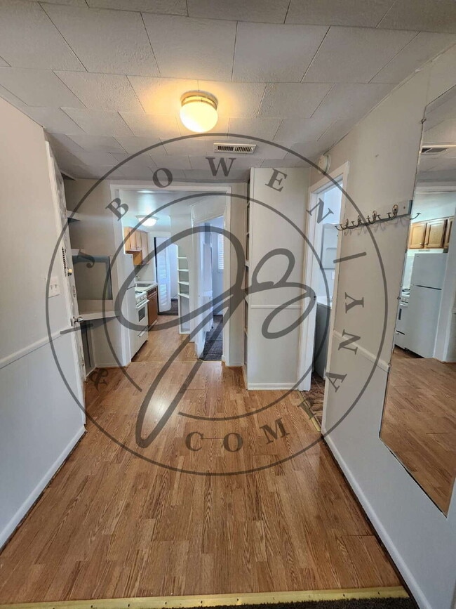 Building Photo - Spacious upper 1 bed with bonus room! Wate...