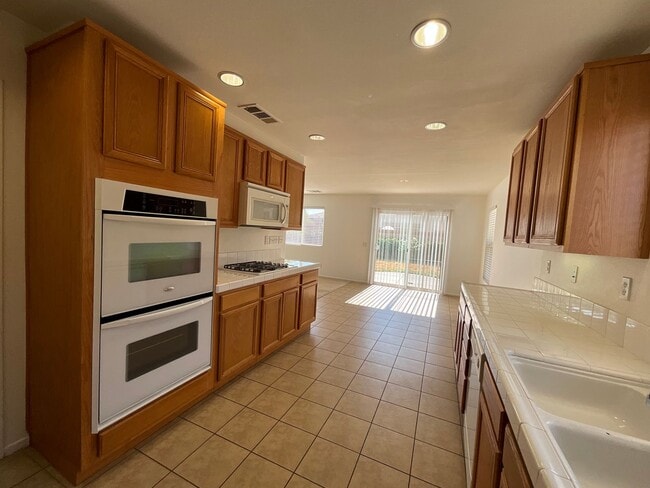Building Photo - East Palmdale Home