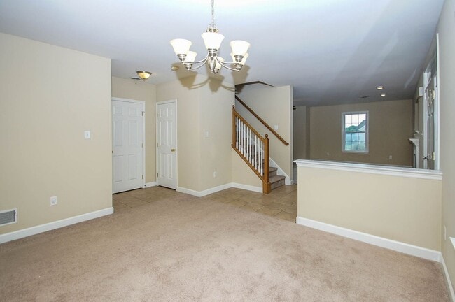 Building Photo - 3 BEDROOM 2.5 BATHROOM APARTMENT