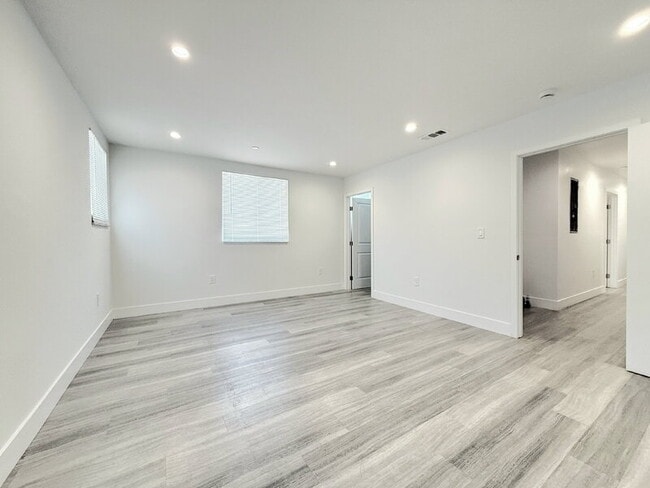 Building Photo - 827 E 74th St