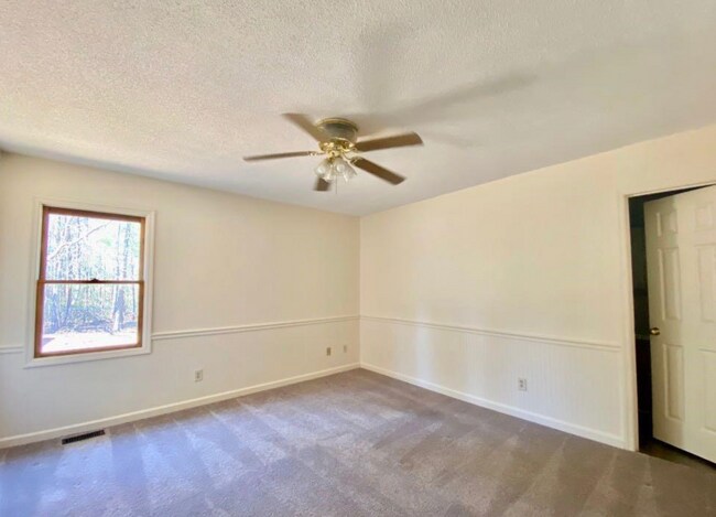 Building Photo - NEW LISTING!!!!!