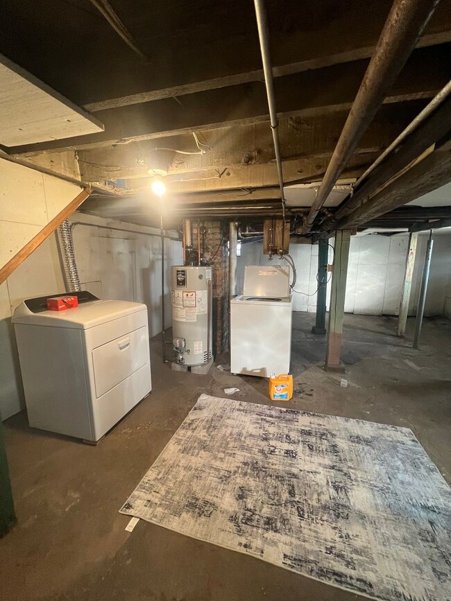 Building Photo - AVAILABLE June 2025 - 3 Bedroom, 1 Bath in...