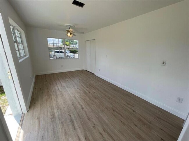 Building Photo - 3907 SW 59th Ave