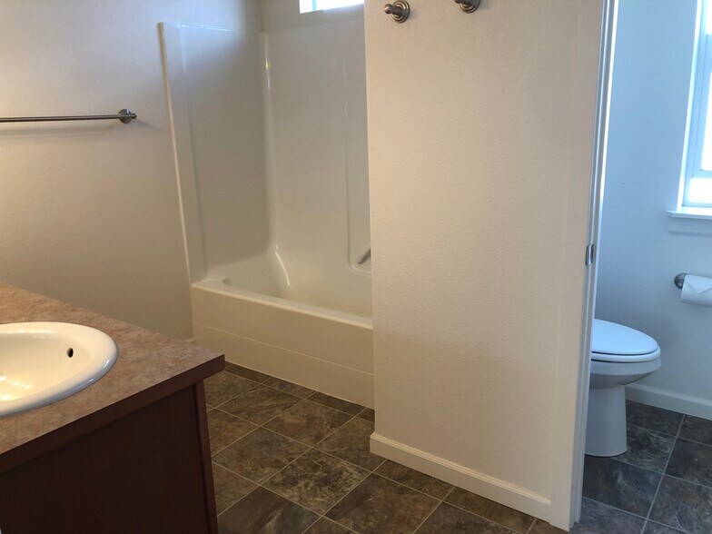 Building Photo - 1437 SW Junegrass Ln