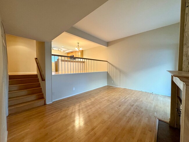 Building Photo - Spacious Multi-Level Townhouse w/hwd flrs,...