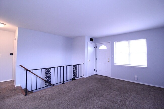 Building Photo - February FREE On This 2 Bedroom 1 Bath Duplex In Overland Park