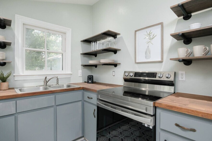 Building Photo - 240 SW 3rd St