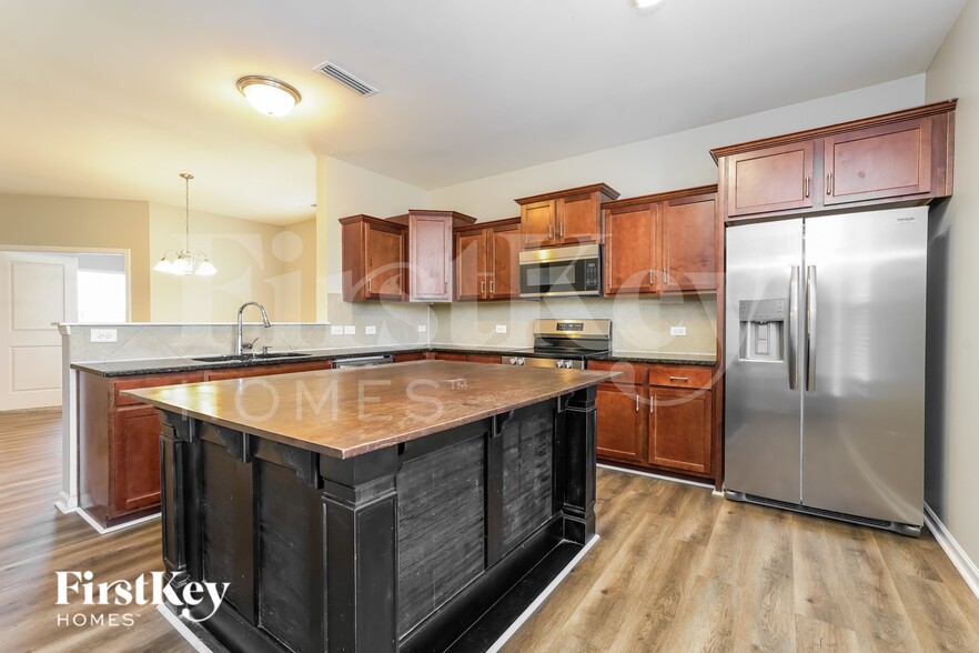 Building Photo - 409 Soaring St