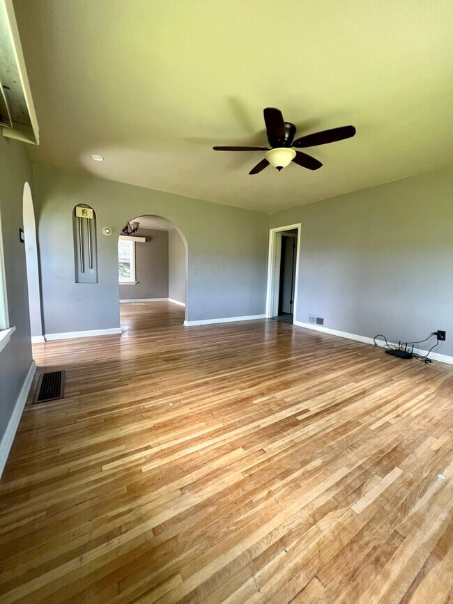 Building Photo - Country living home