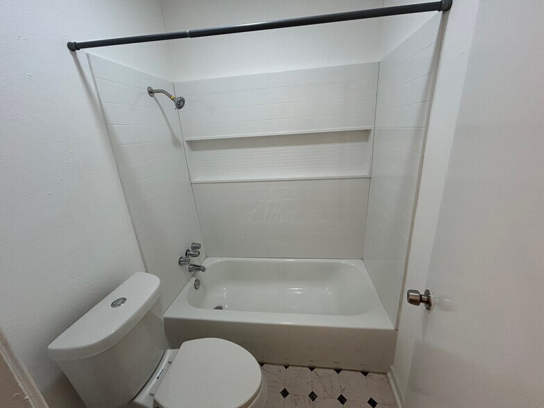 Building Photo - 201 W Rosamond St