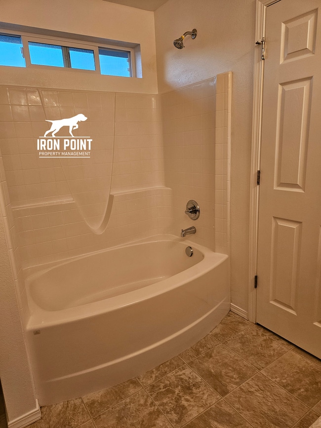 Building Photo - *$500 off your first months rent!* Move-in Ready Home w/new paint & flooring throughout, 2 car ga...