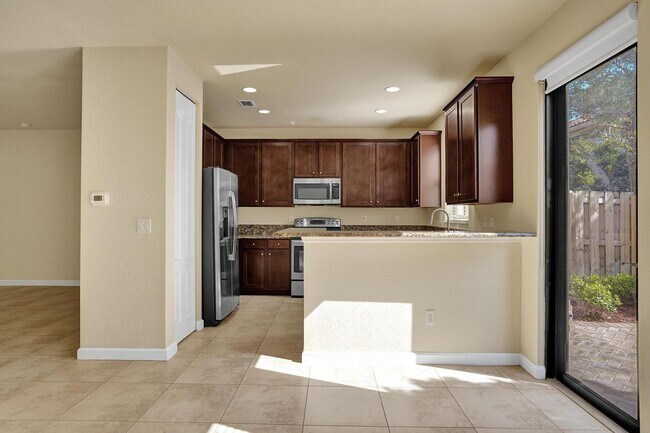 Building Photo - Gorgeous Townhome in Parkland