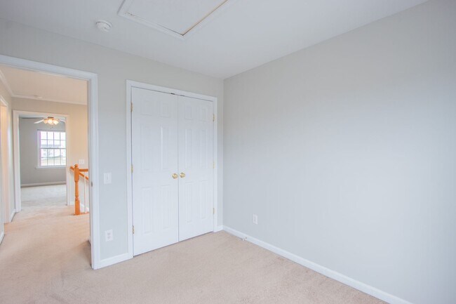 Building Photo - Great Views Overlooking the Golf Course - Large 3 Bedroom End unit TownHouse