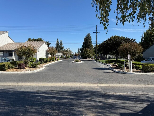 Building Photo - Parkview Condo close to shopping & Freeway!