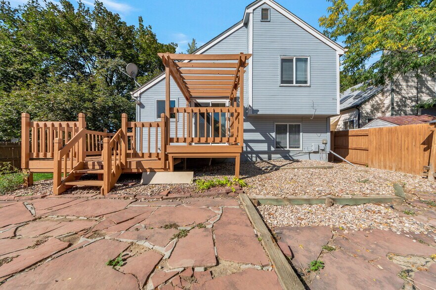 Fully fenced yard with deck and patio - 1752 Juniper St
