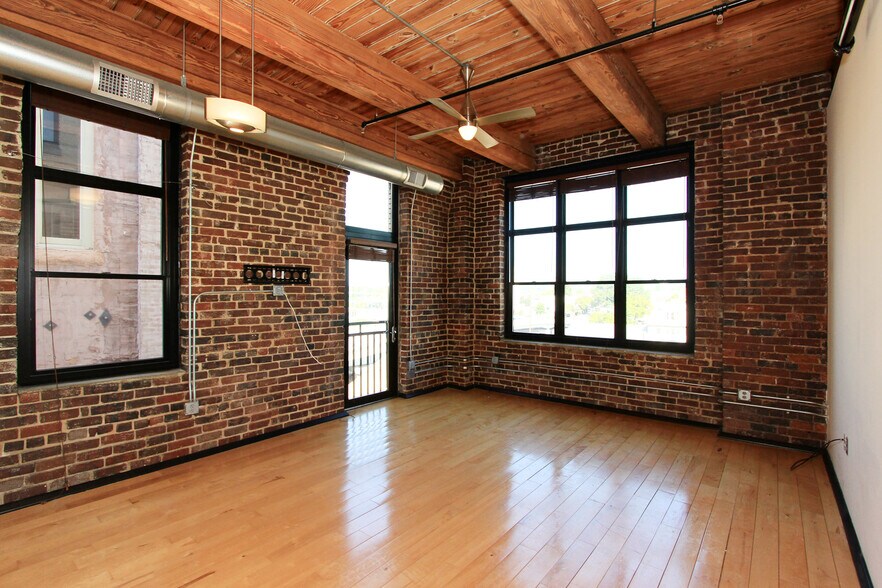 Building Photo - 220 W Jackson Ave