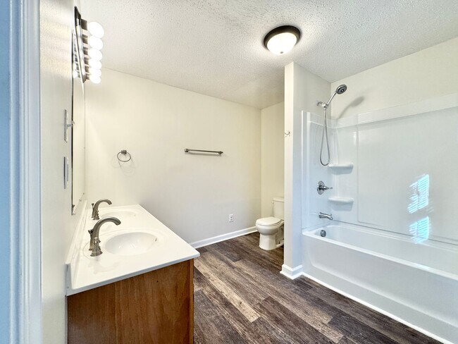 Building Photo - Spacious 4 Bedroom Located in Garden Homes