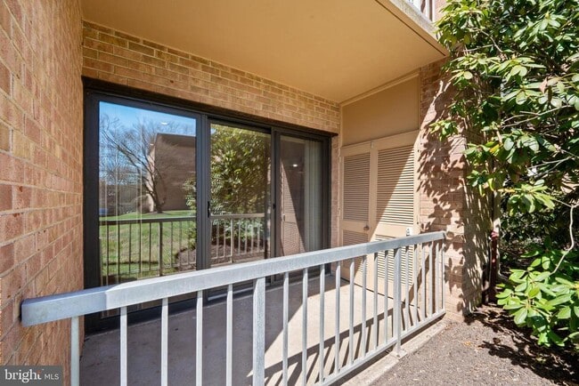 Building Photo - 1640 Oakwood Dr