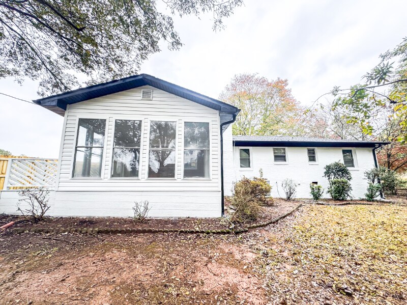 Building Photo - 9454 Flowes Store Rd