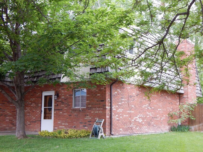 Building Photo - 905 E Swallow Rd