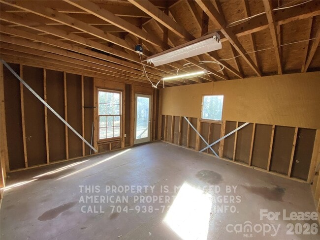 Building Photo - 733 Ideal Dr SE