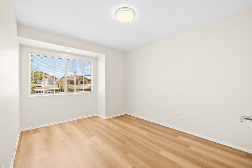Building Photo - 2163 Sun Ridge Dr
