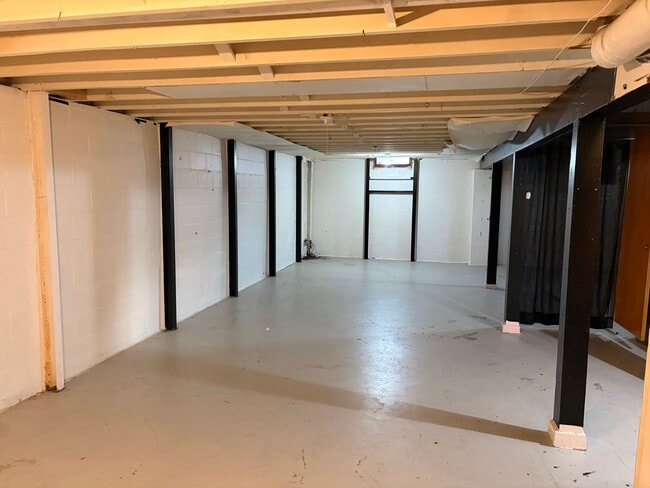 Building Photo - Spacious Home Waiting For You!