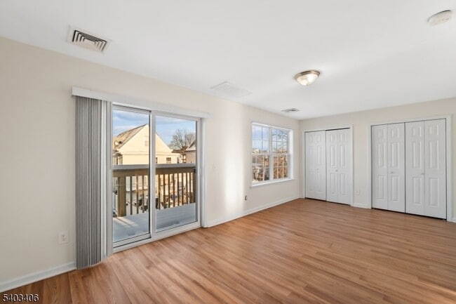 Building Photo - 110-PT112 Redwood Ave