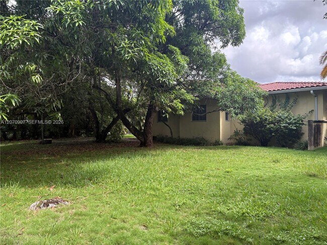 Building Photo - 805 Paradiso Ave