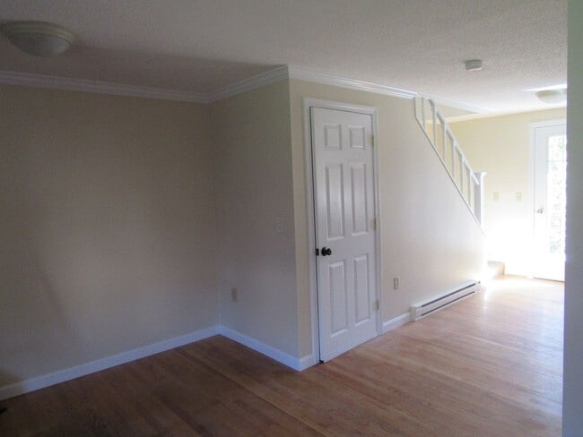 Building Photo - Gorgeous Derry Townhouse for Rent- Stongat...