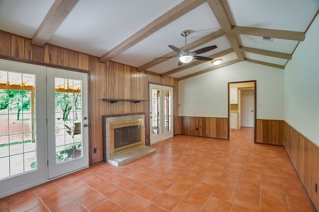 Building Photo - 506 E Palm Valley Blvd