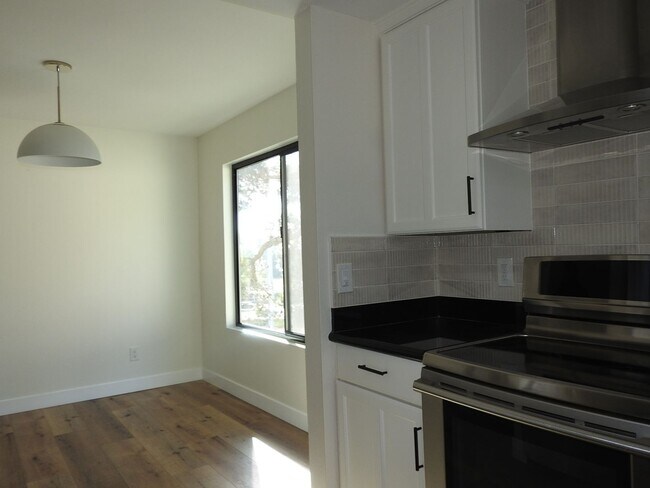 Building Photo - Lovely 2 bed 2bath with Stunning Views