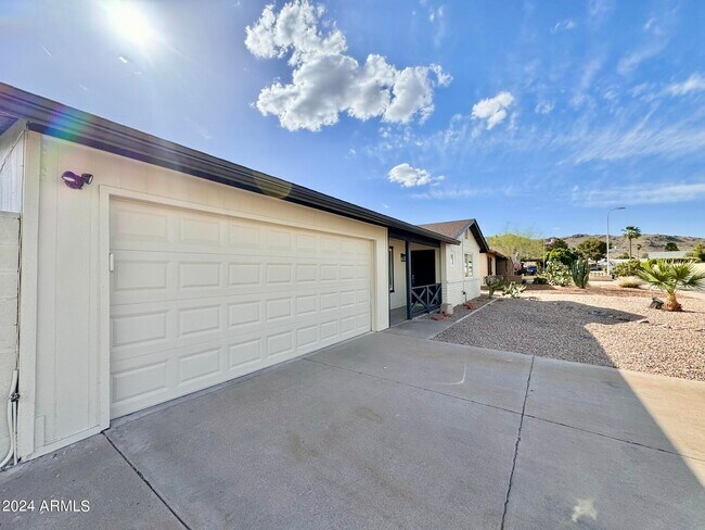 Building Photo - 10628 S 44th Pl