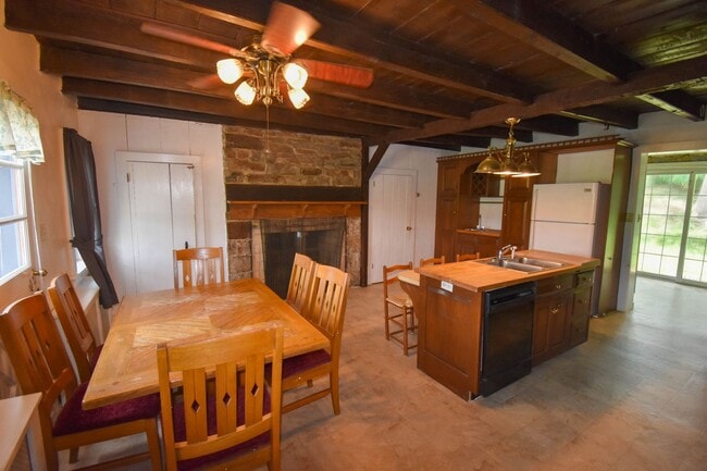 Building Photo - Large Home on Jacksonville Rd with Laundry!