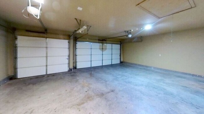 Building Photo - Yukon 4 Bed