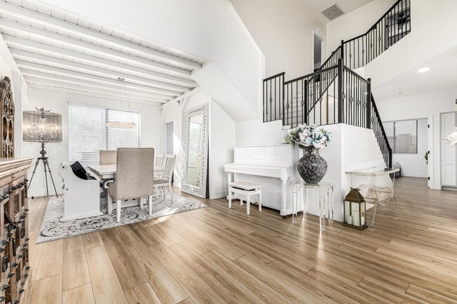 Building Photo - 2707 W Lamar Rd