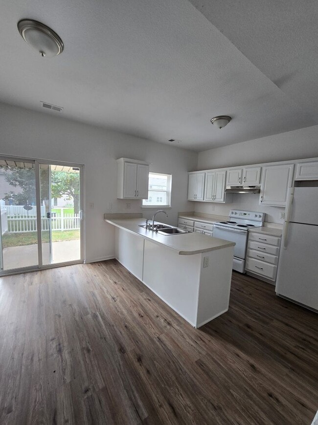 Building Photo - 3 bedroom duplex