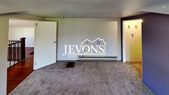 Building Photo - $895 Rent Credit - Charming 3-bedroom home with washer and dryer, an equipped kitchen, and nearby...