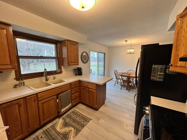 Building Photo - 3-bedroom, 1.5 bathroom, fully furnished home