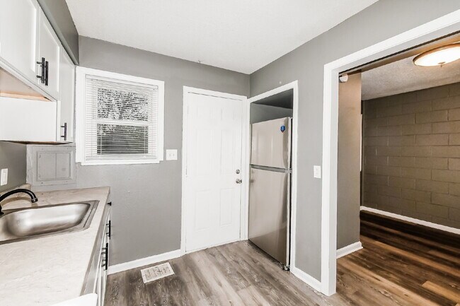 Building Photo - Charming 2 Bed, 1 Bath Apartment in Indianapolis - Don't Miss Out!