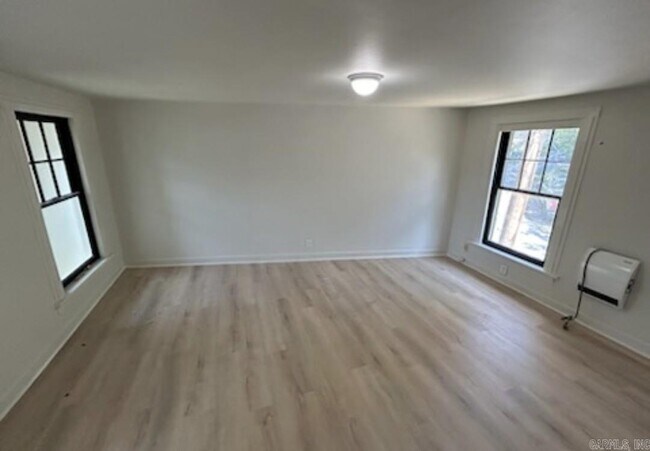 Building Photo - 1008 Kavanaugh Blvd
