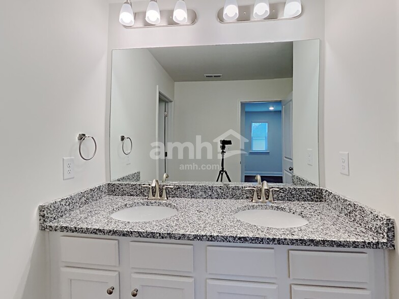 Building Photo - 502 Cash Cir