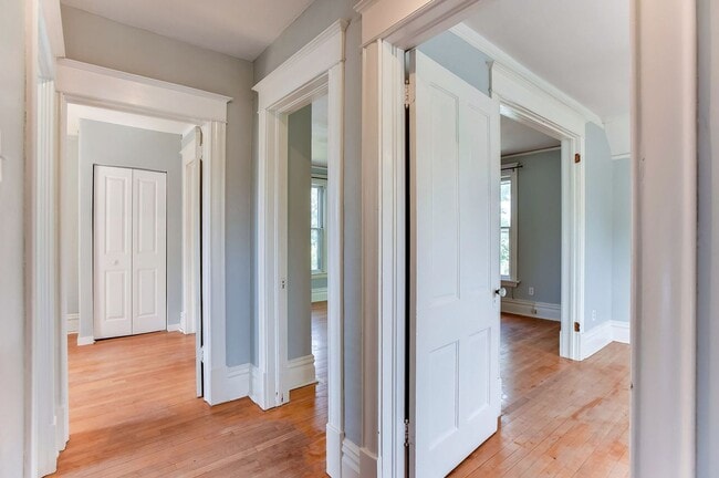 Building Photo - Renovated 3 Bedroom 2 bathroom house. Superb Master suite.