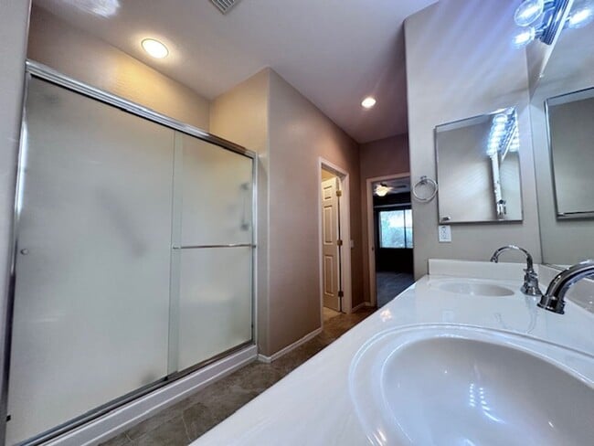Building Photo - Updated 3 Bed/2 Bath in 55+ Community